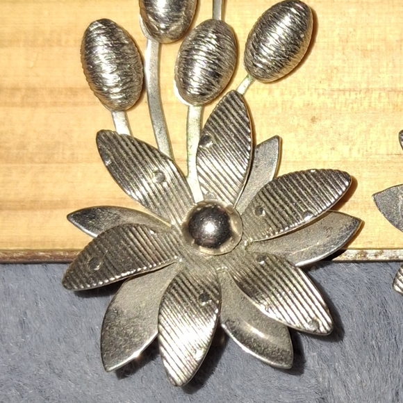 Vintage Floral Spray Textured Silvertone Clip-On Earrings - Picture 5 of 6